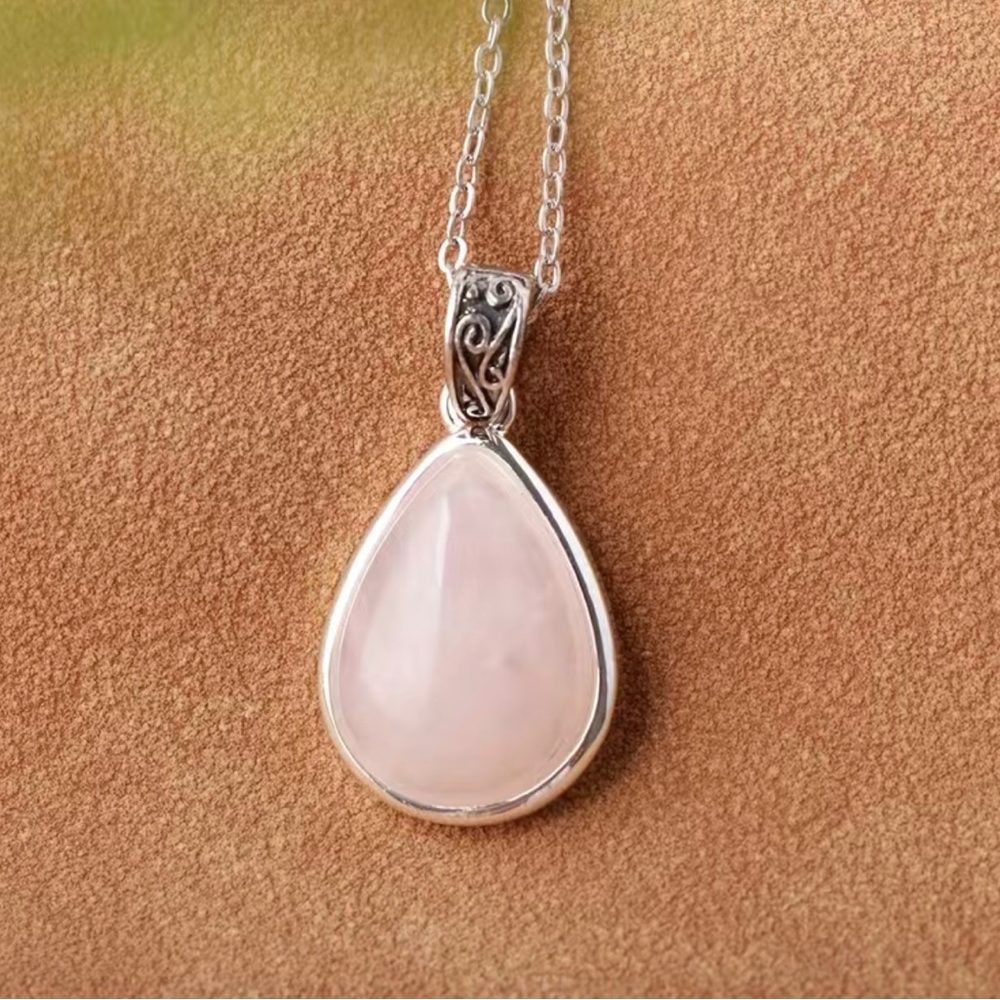 A Natural Powder Crystal Water Drop Pendant Necklace